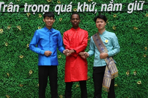 4 Nam Sinh Chau Phi Tai Dh Bach Khoa Gay Sot Voi Vai Dien Dao Pho Va Piano