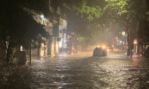 Hà Nội mưa to hàng giờ, đường phố bắt đầu ngập
