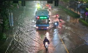 Nhiều tuyến phố Hà Nội ngập nặng sau cơn mưa lớn