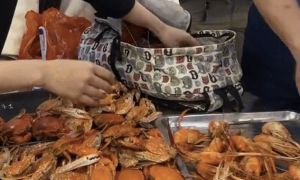Ăn buffet mang về 10kg hải sản: Tranh cãi phạt tiền, công khai ảnh khách