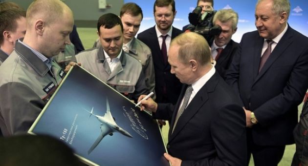 Putin khoe sản xuất máy bay ném bom hiện đại, không ngờ bị bóc phốt máy bay có...