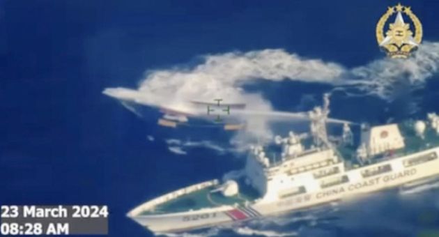 Trung Quốc phun vòi rồng muốn nát tàu Philippines ở bãi Cỏ Mây