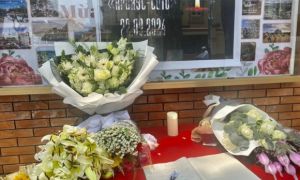 Nhiều người tại Đà Nẵng đã đặt hoa tưởng niệm nạn nhân vụ khủng bố nhà hát ở Nga