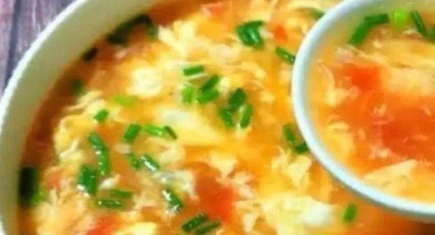 Cách nấu canh trứng cà chua mướt mềm và tạo vân đẹp mắt