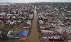 Hàng nghìn ngôi nhà chìm trong nước sau vụ vỡ đê chắn sông Ural ở Nga