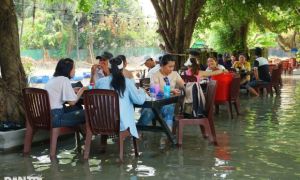 Quán ăn ngập lụt ở TPHCM gây tranh cãi: Khách sợ nước dơ, chủ quán nói gì?